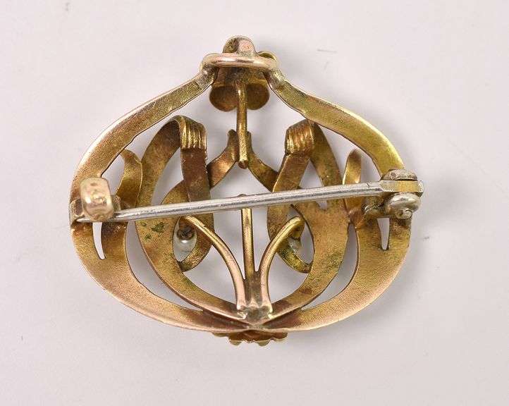 Elegant Flower Pin In Yellow Gold
