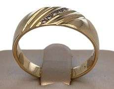 14K GOLD BAND RING WITH DIAMONDS