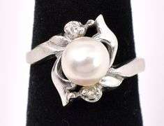 Imposing Pearl And Diamond Ring In 14K White Gold