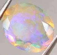 Wonderful glittering 2.61ct faceted Jelly Opal