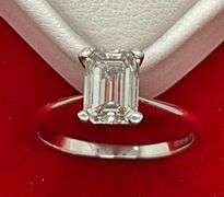CERTIFIED BRAND NEW LADIES 14K WHITE GOLD AND DIAMOND SOLITAIRE RING. 1,55 CARAT