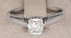 14K WHITE GOLD ENGAGEMENT RING WITH DIAMOND