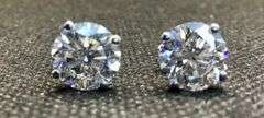 CLASSIC AND TIMELESS 14K WHITE GOLD SINGULAR DIAMOND STUD EARRINGS