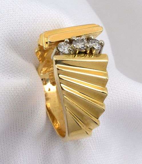 Fashionable Ridged Ring with Diamonds