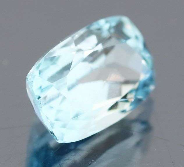 Full sparkle! 5ct vivid sky blue Topaz