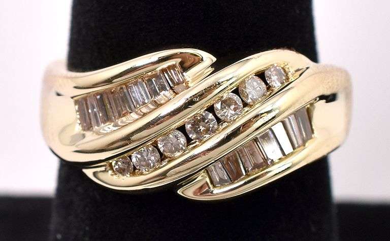 Beautiful Diamond Twist Ring in 14K Yellow Gold