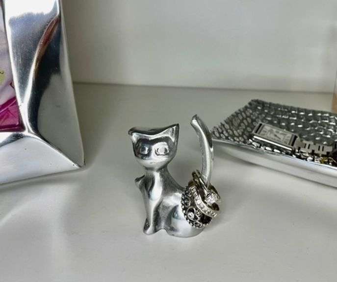 Sleek Animal Ring Holders: Minimalist Chic