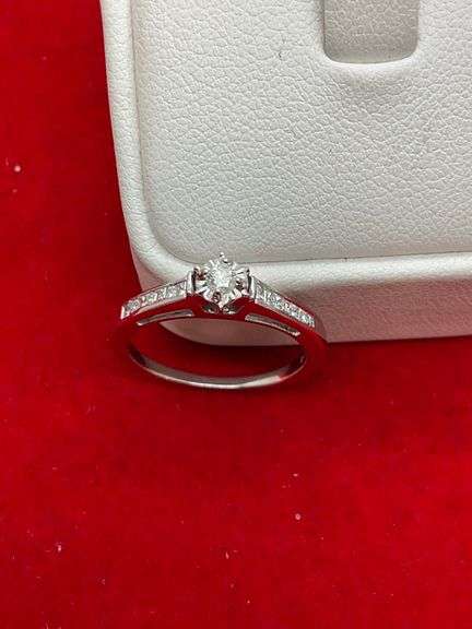 14K WHITE GOLD AND DIAMOND ENGAGEMENT RING