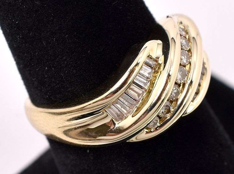 Beautiful Diamond Twist Ring in 14K Yellow Gold