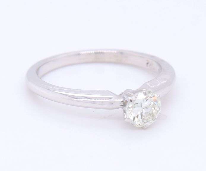 Sparkling White Gold Round Brilliant Cut Diamond Solitare Engagement Ring