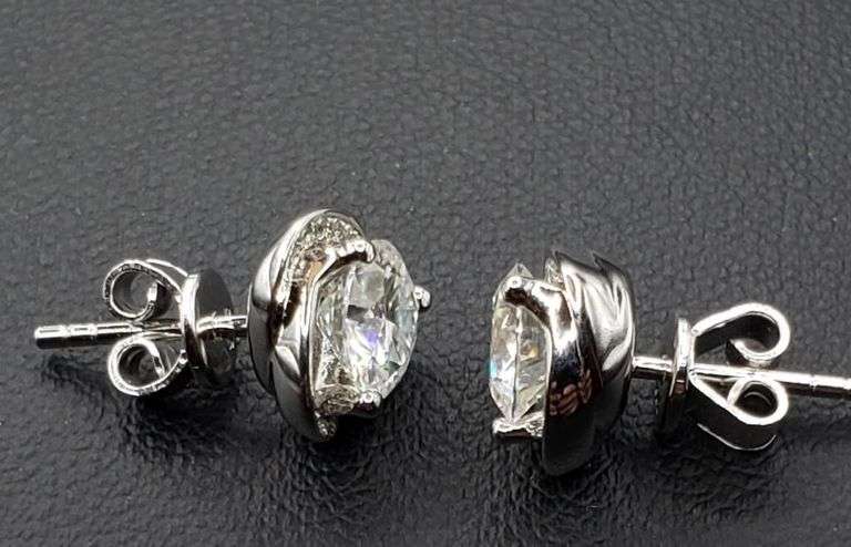 2 Ctw VVs1 White E-F Moissanite Heart Earrings