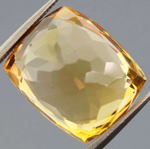 Striking 9.50ct golden yellow Citrine