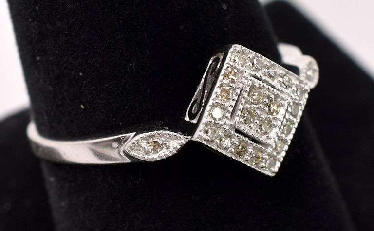 Elegant Diamond Ring in 14K White Gold