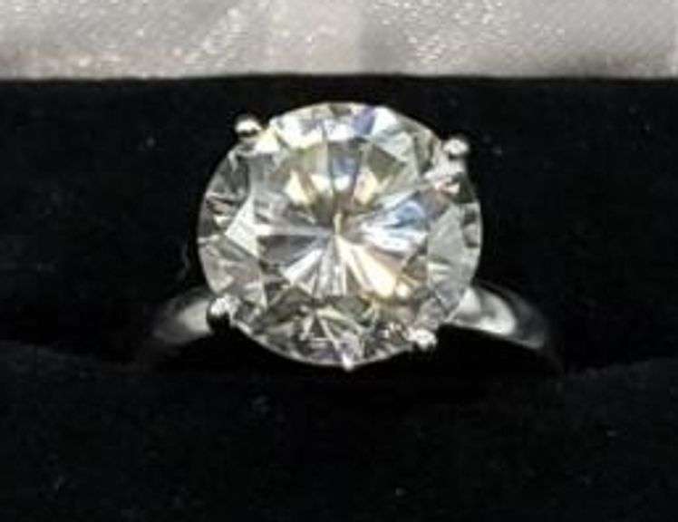 Sparkling 9Ct White Fire Moissanite Solitaire Ring