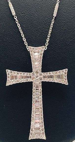 Glitzy 18kt White Gold Necklac With Diamond Cross Pendant