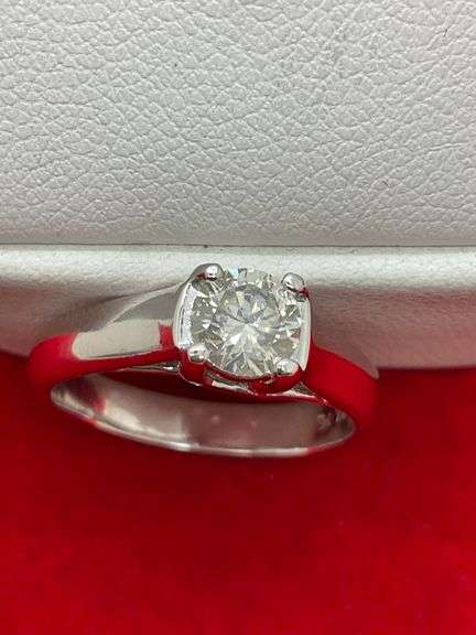 CERTIFIED 18K WHITE GOLD AND DIAMOND SOLITAIRE RING.