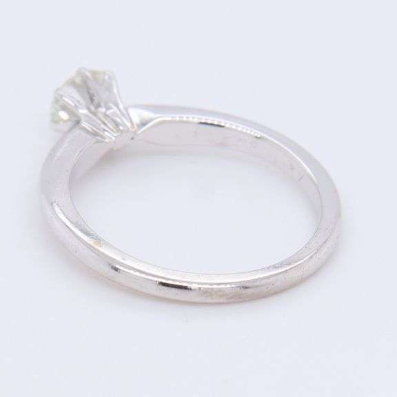Sparkling White Gold Round Brilliant Cut Diamond Solitare Engagement Ring