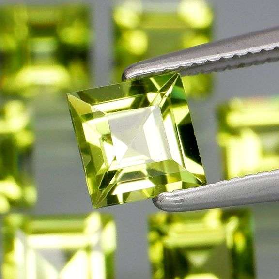 Princess cut unheated! 4.91ct Peridot set
