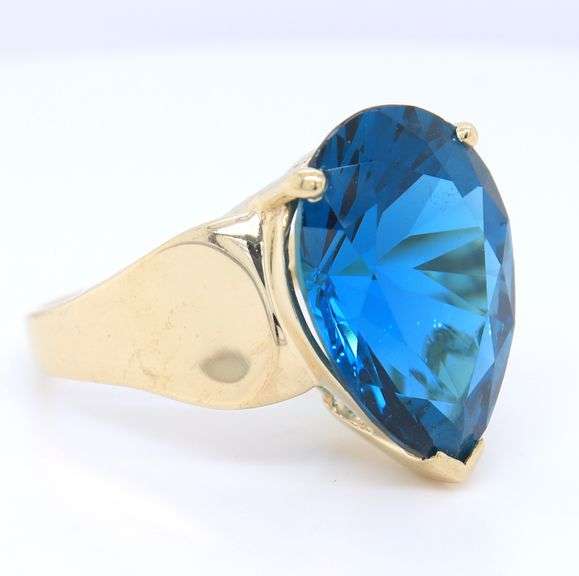 Attractive Yellow Gold Princess Cut Blue Topaz Ring
