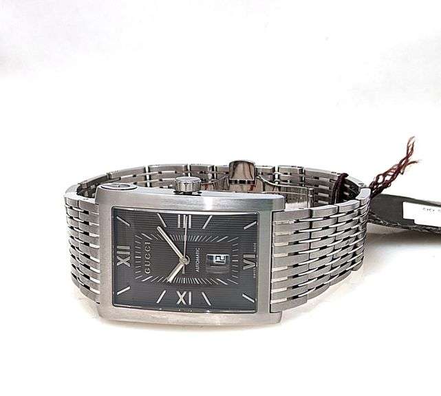 Gucci men's wristwatch 8600M Automatic Swiss Made NEW with tags box and papers
