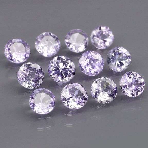 Glittering 2.94ct bright blue violet Tanzanite set