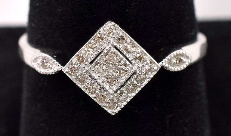 Elegant Diamond Ring in 14K White Gold