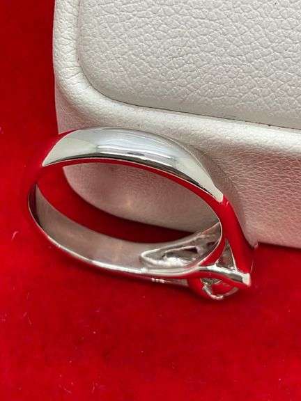 CERTIFIED 18K WHITE GOLD AND DIAMOND SOLITAIRE RING.