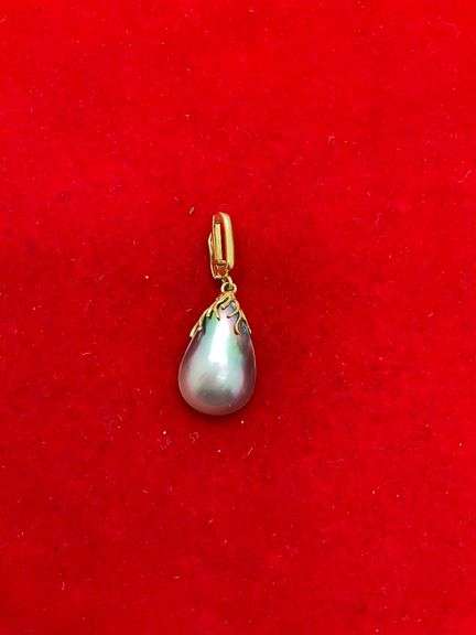 18k yellow gold and black pearl pendant