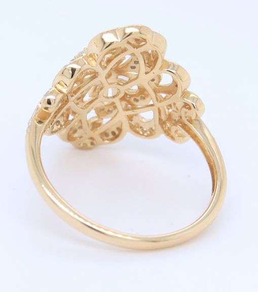 Elegant Yellow Gold Single and Round Brilliant Cut with Baguette Saddle Diamond Ring