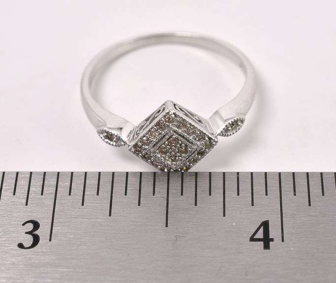 Elegant Diamond Ring in 14K White Gold
