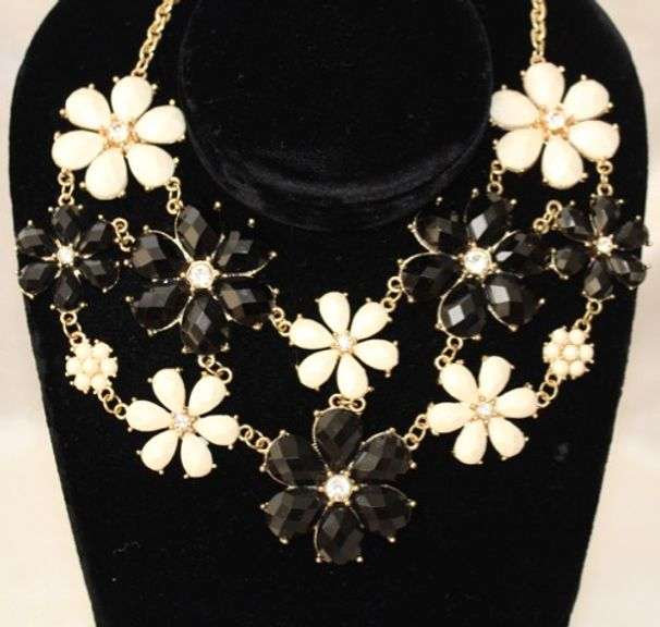 Set Of Fashion Jewelry Neck Lace