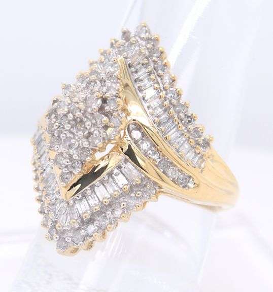 Attractive Yellow Gold 0.75ctw RBC and Bag Diamond Cluster Ring
