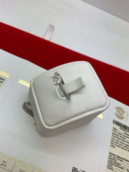 STUNNING 14KT WHITE GOLD AND DIAMOND ENGAGEMENT RING