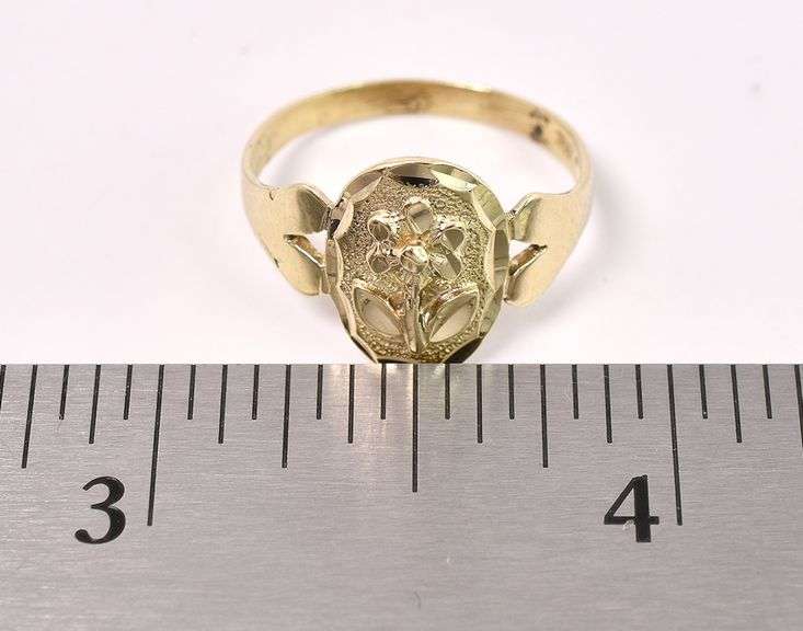 Adorable Flower Motif Ring In 14K Yellow Gold
