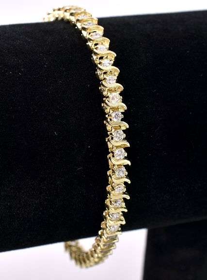 Admirable Approx. 1.5CTW Diamond Tennis Bracelet in Yellow Gold