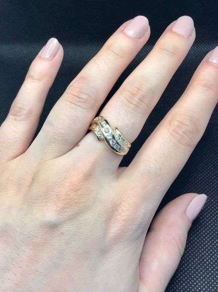 ELEGANT AND STYLISH 14K WARM YELLOW GOLD SWIRL DESIGN DIAMOND RING