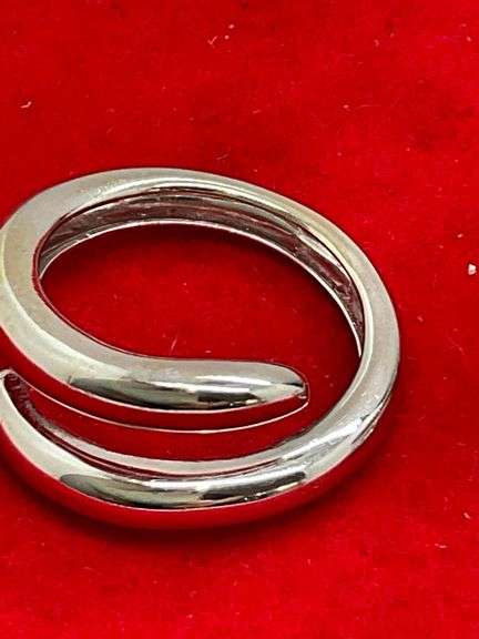 VVVV-14K WHITE GOLD AND DIAMOND UNIQUE BAND/RING