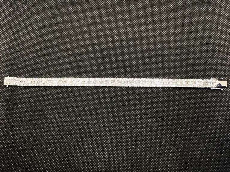 CLASSIC AND GORGEOUS 14K WHITE GOLD BAGUETTE AND ROUND BRILLIANT CUT DIAMOND TENNIS BRACELET