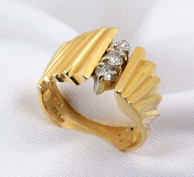 Fashionable Ridged Ring with Diamonds