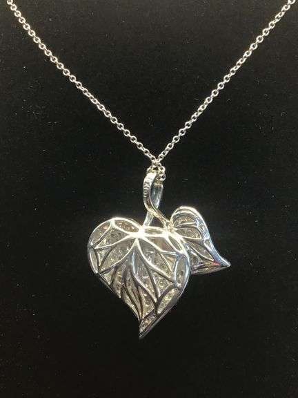 UNIQUE AND STYLISH 18K WHITE GOLD HEART SHAPED LEAVES DIAMOND PENDANT NECKLACE
