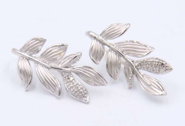 Set of 925 Sterling Silver Leaf Pendant on Chain Necklace and Matching Earrings
