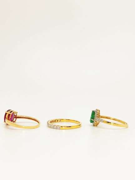 5 EARRINGS, 3 RINGS, 2 NECKLACE