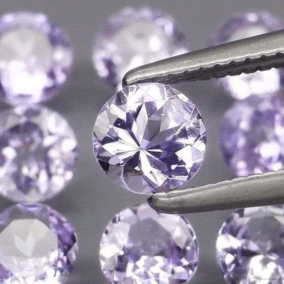 Glittering 2.94ct bright blue violet Tanzanite set