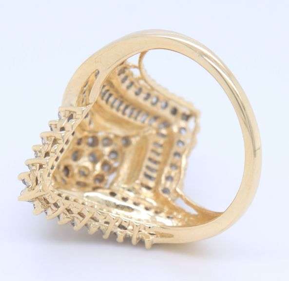 Attractive Yellow Gold 0.75ctw RBC and Bag Diamond Cluster Ring