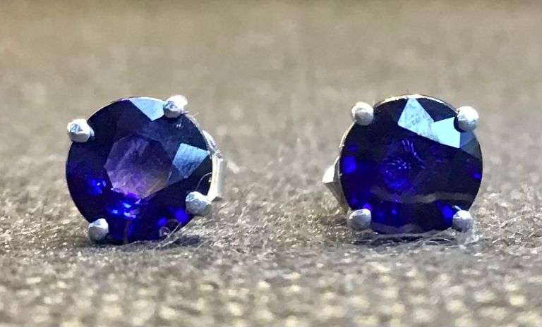 ELEGANT AND TIMELESS 14K WHITE GOLD BLUE SAPPHIRE STUD EARRINGS