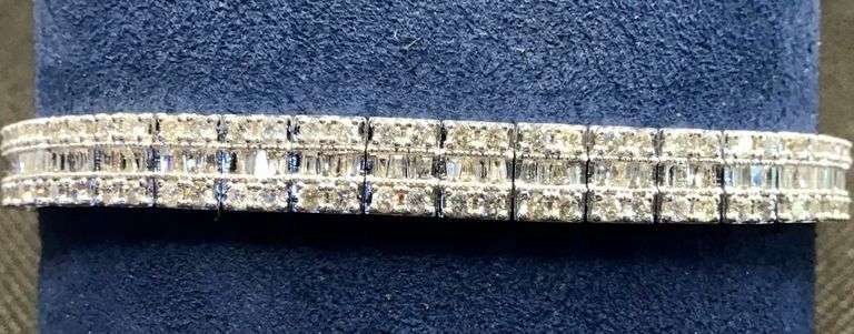 CLASSIC AND GORGEOUS 14K WHITE GOLD BAGUETTE AND ROUND BRILLIANT CUT DIAMOND TENNIS BRACELET