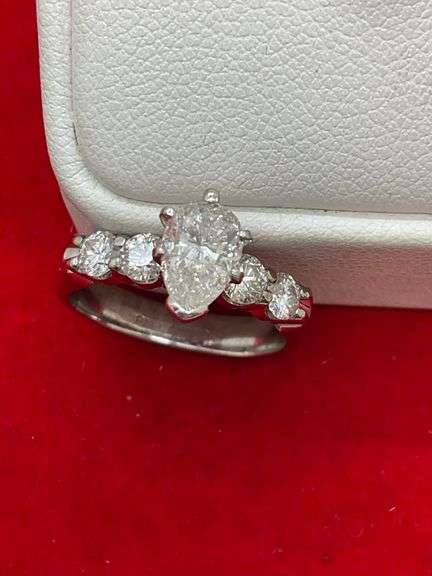 CERTIFIED 18K WHITE GOLD AND DIAMOND ENGAGEMENT RING.