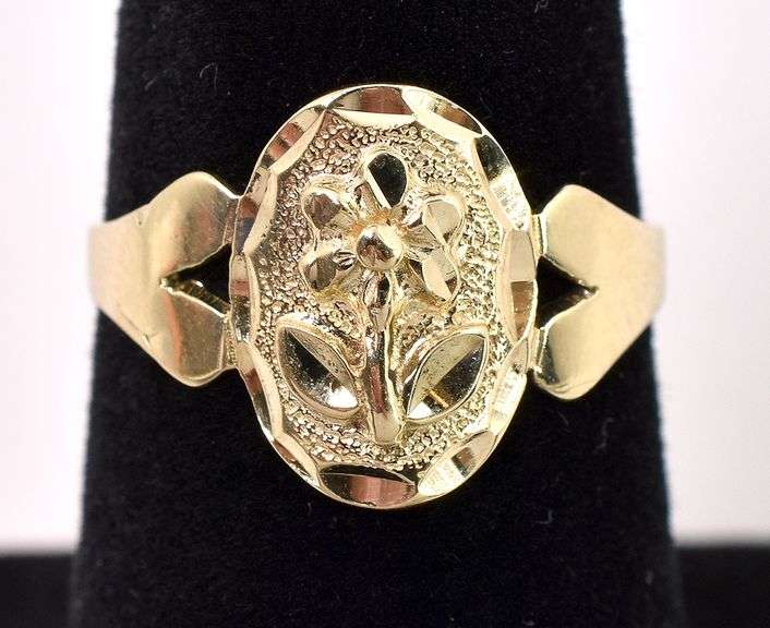 Adorable Flower Motif Ring In 14K Yellow Gold