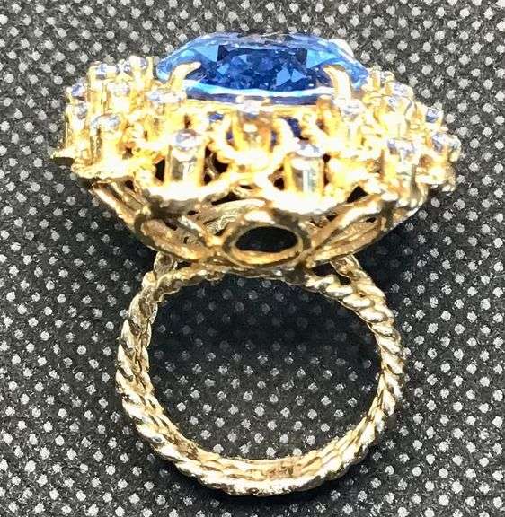GORGEOUS VINTAGE 14K YELLOW GOLD RING WITH LARGE OVAL AND SKY BLUE STONES