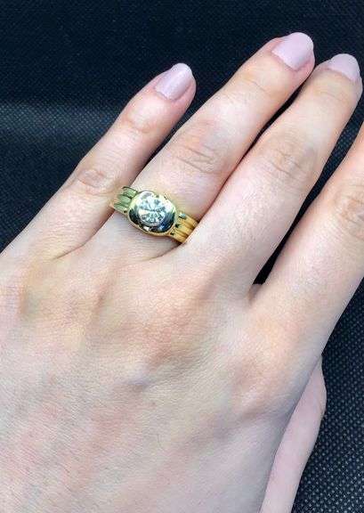ELEGANT 18K YELLOW GOLD SOLITAIRE DIAMOND RING